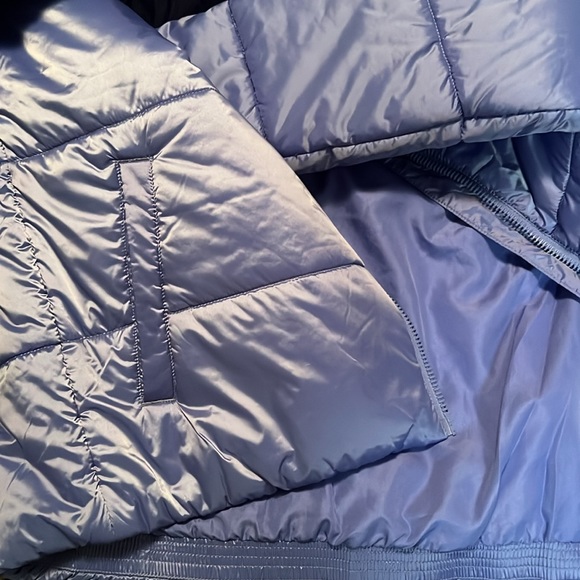 Chic & Bold: Trendsetting Puffer Jacket in a Unique Hue - Picture 6 of 9